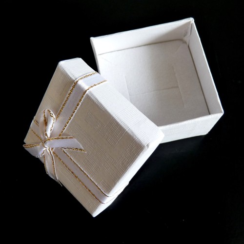Dárková krabička - bílo-zlatá (4,5 x 4,5 cm) 
