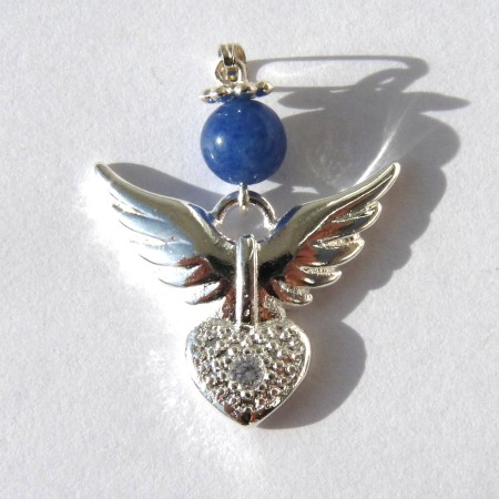 Modrý avanturín přívěsek - andělíček se srdíčkem (s řetízkem)